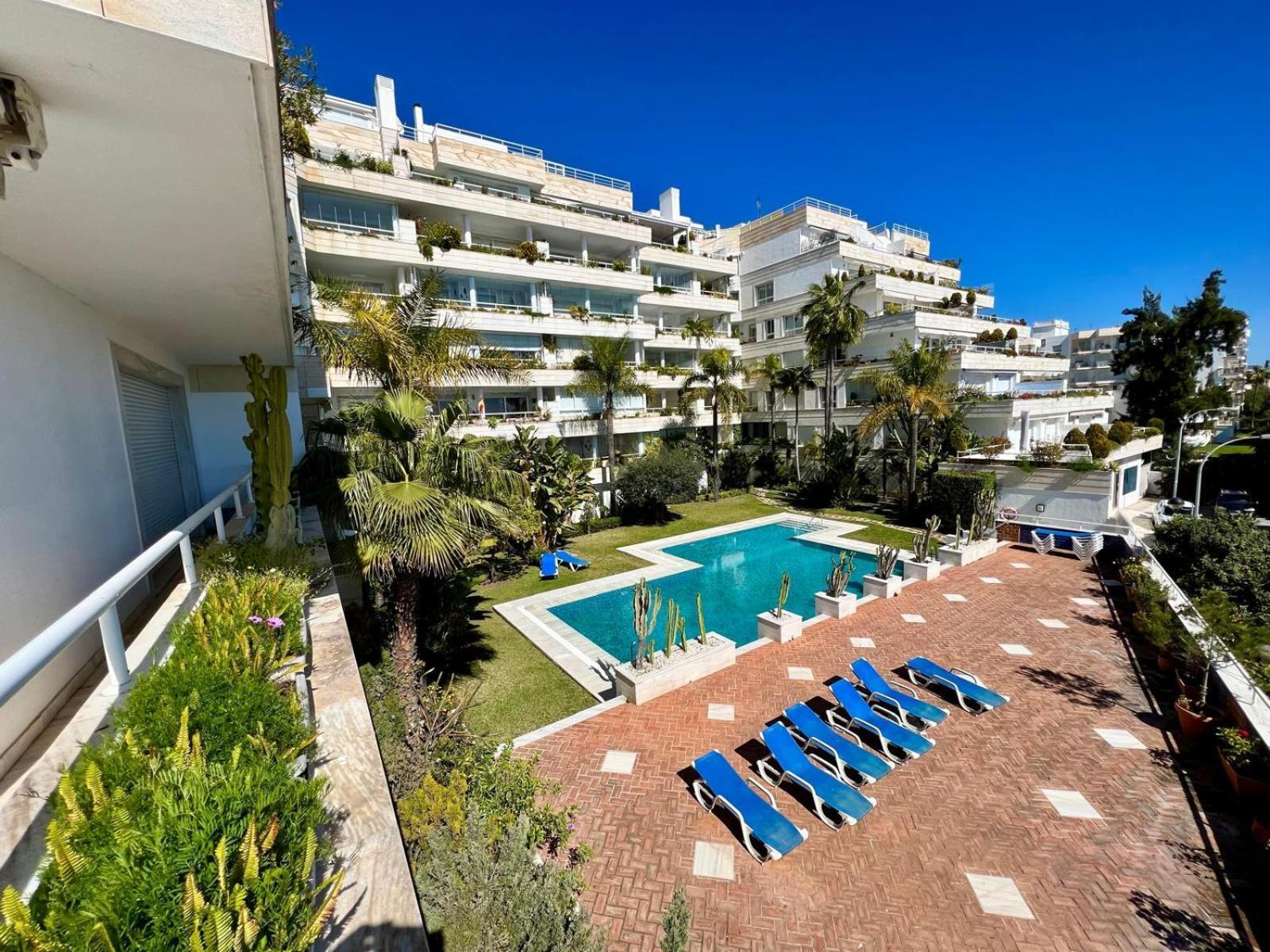 Puerta Vistas Al Mar Severo Ochoa Apartment *